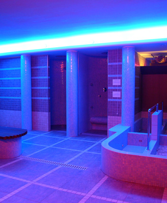 Un "Centro Benessere" con forme morbide nella sauna e nel bagno turco e spazi fluidi per favorire il relax