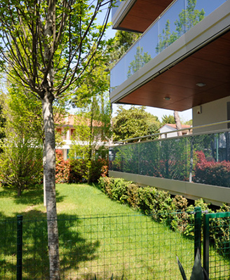 A Lignano Pineta la ristrutturazione  di un vecchio condominio al mare. Appartamenti di taglio più confortevole e nuove grandi terrazze per la vita all